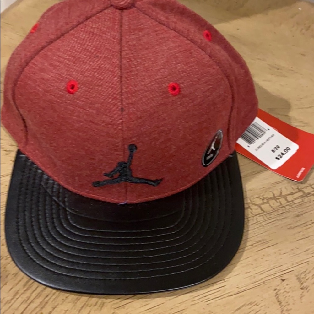 Youth red/black heather cap